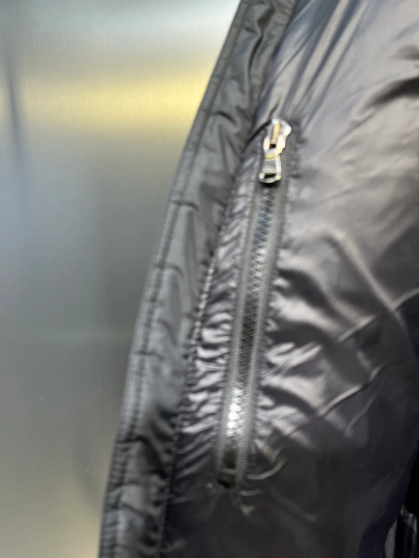 P980 Ralph Lauren polo unisex matte down jacket. Ralph is going crazy this year. The upper body fabric of major internet celebrities has a double-layer shin feel, which is full of weight! It's not as heavy as a regular jacket, and the ordinary cotton material feels really different. This one is super comfortable, soft and stylish, and has a green plaid interior that has a retro movie fashion feel! ✅Original custom-made 40D plaid four-level waterproof fabric, waterproof and anti-static fabric, exclusively using the original single-layer fabric method. The use of single-layer fabric has tested that the fabric and down must meet the standards to prevent velvet running, and ensure the feel and bulkiness. The interior is made of nylon double-layer sealing design, which will not cause any velvet running phenomenon. The adjustable hem with built-in drawstring buckle can prevent wind and cold. ✅ Silhouette jacket The upper body shape is super good, and the LOGO design on the chest is prominent. It is a style highly recommended by foreign bloggers. ✅Original original data layout, coordinated, loose, warm, fashionable, real original internal data, tolerant version. ✅Imported Behringer embroidery machine, custom-made 10,000-needle electric embroidery, using imported No. 7 needles, imported embroidery thread, ensuring that each word is full, three-dimensional and clear, and can be called the most expensive embroidery logo. ✅It is filled with national standard 80% white duck down, which has better thermal insulation performance, is light and not heavy, and has good fluff recovery after compression! ✅RDS certified high-quality 700 high fluffy white duck down filling ✅The zipper is customized from the Yoshida RL factory, with clear engravings and perfect and smooth texture ✅Accessories and buttons are all developed using the original version The fit is loose but not baggy. The size is just right and not picky. The dropped shoulder design modifies the shoulders without making them look bulky. This silhouette is a style that will never go out of style. The upper body is also very durable and recognizable. The loose and reasonable fit can be worn by both men and women. It is easy to create a clean and refreshing youthful look. Size: S M L XL XXL